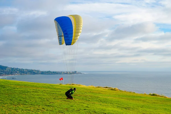 Uomo Che Sport Para Aliante Uomo Parapendio Nel Cielo Nuvoloso — Foto Stock