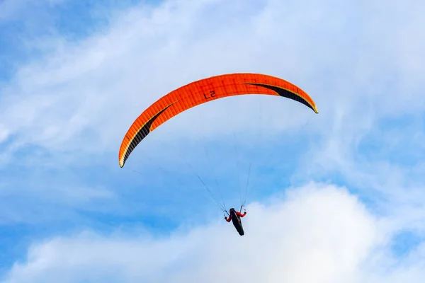 Mann Beim Sport Gleitschirm Gleitschirmflieger Bewölkten Himmel Gleitschirmfliegen Ist Ein — Stockfoto