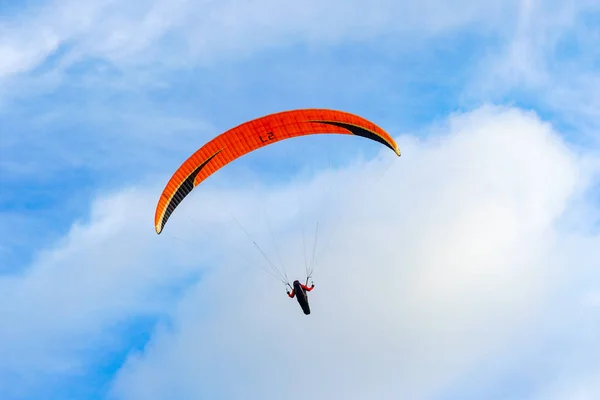 Mann Beim Sport Gleitschirm Gleitschirmflieger Bewölkten Himmel Gleitschirmfliegen Ist Ein — Stockfoto