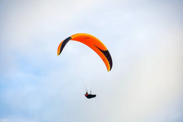 Man Doing Sport Para Glider Man Paragliding Clouded Sky Paragliding — Stock Photo, Image