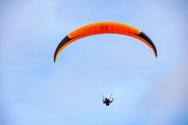 Adam spor yapıyor (para-planör). Bulutlu gökyüzünde bir adam yamaç paraşütü. Paragliding aşırı bir spor ve rekreasyon olduğunu. Torrey Pines Gliderport. San Diego 'da. Kaliforniya, ABD. 
