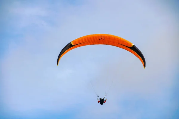 スポーツをしている男 パラグライダー 曇った空をパラグライダーの男パラグライダーは極端なスポーツとレクリエーションです トーリー パインズ グライダーポートサンディエゴ カリフォルニア州 アメリカ合衆国 — ストック写真
