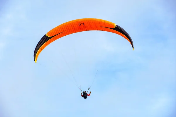 Hombre Haciendo Deporte Para Planeador Hombre Parapente Cielo Nublado Parapente —  Fotos de Stock