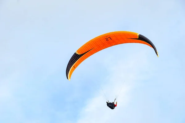 Mann Beim Sport Gleitschirm Gleitschirmflieger Bewölkten Himmel Gleitschirmfliegen Ist Ein — Stockfoto