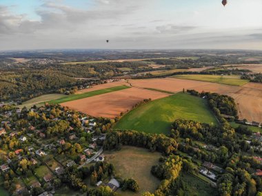 Güzel tarım arazisi manzara üzerinde Walloon gökyüzünde sıcak hava balonları. Gün batımı nda vadi üzerinde uçan renkli sıcak hava balonları. Belçika