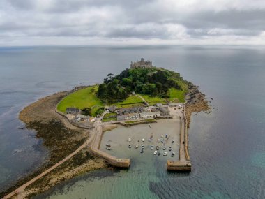 St Michael's Mount, İngiltere'nin Cornwall kentinde bulunan Mount's Bay'de küçük bir gelgit adasıdır. Dağın tepesindeki kale ve şapel. 