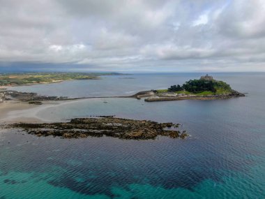 St Michael's Mount, İngiltere'nin Cornwall kentinde bulunan Mount's Bay'de küçük bir gelgit adasıdır. Dağın tepesindeki kale ve şapel. 