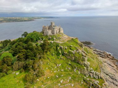St Michael's Mount, İngiltere'nin Cornwall kentinde bulunan Mount's Bay'de küçük bir gelgit adasıdır. Dağın tepesindeki kale ve şapel. 