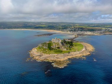 St Michael's Mount, İngiltere'nin Cornwall kentinde bulunan Mount's Bay'de küçük bir gelgit adasıdır. Dağın tepesindeki kale ve şapel. 