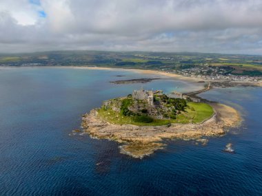St Michael's Mount, İngiltere'nin Cornwall kentinde bulunan Mount's Bay'de küçük bir gelgit adasıdır. Dağın tepesindeki kale ve şapel. 