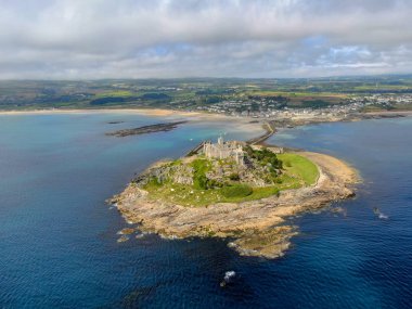 St Michael's Mount, İngiltere'nin Cornwall kentinde bulunan Mount's Bay'de küçük bir gelgit adasıdır. Dağın tepesindeki kale ve şapel. 