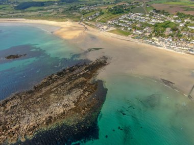 St Michael's Mount bay, Cornwall, İngiltere, İngiltere. Soğuk sisli sabahlarda plaj ve deniz ile Koy.