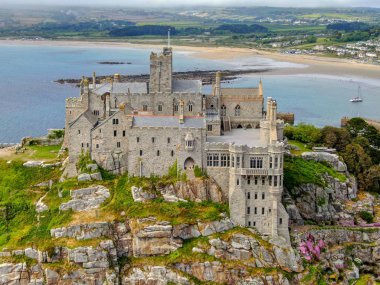 St Michael's Mount, İngiltere'nin Cornwall kentinde bulunan Mount's Bay'de küçük bir gelgit adasıdır. Dağın tepesindeki kale ve şapel. 