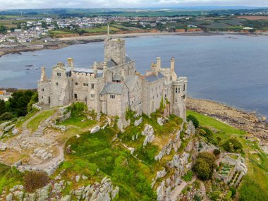 St Michael's Mount, İngiltere'nin Cornwall kentinde bulunan Mount's Bay'de küçük bir gelgit adasıdır. Dağın tepesindeki kale ve şapel. 