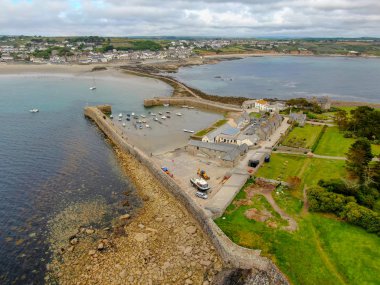 St Michael's Mount bay, Cornwall, İngiltere, İngiltere. Soğuk sisli sabahlarda plaj ve deniz ile Koy.