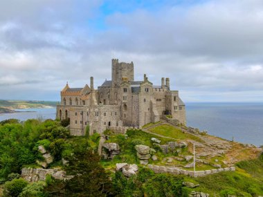 St Michael's Mount, İngiltere'nin Cornwall kentinde bulunan Mount's Bay'de küçük bir gelgit adasıdır. Dağın tepesindeki kale ve şapel. 