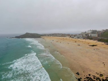 St Michael's Mount bay, Cornwall, İngiltere, İngiltere. Soğuk sisli sabahlarda plaj ve deniz ile Koy.