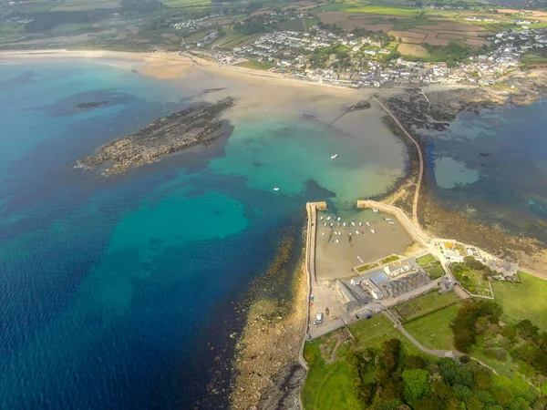 St Michael's Mount bay, Cornwall, İngiltere, İngiltere. Soğuk sisli sabahlarda plaj ve deniz ile Koy.