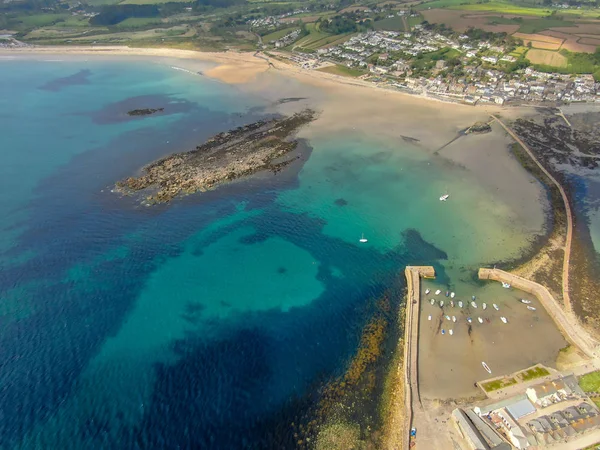 St Michael's Mount bay, Cornwall, İngiltere, İngiltere. Soğuk sisli sabahlarda plaj ve deniz ile Koy.