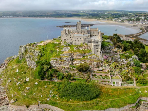 St Michael's Mount, İngiltere'nin Cornwall kentinde bulunan Mount's Bay'de küçük bir gelgit adasıdır. Dağın tepesindeki kale ve şapel. 
