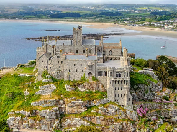 St Michael's Mount, İngiltere'nin Cornwall kentinde bulunan Mount's Bay'de küçük bir gelgit adasıdır. Dağın tepesindeki kale ve şapel. 