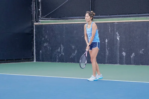 Joven Mujer Deportiva Asiática Jugando Tenis Hermosa Jugadora Tenis Pista —  Fotos de Stock