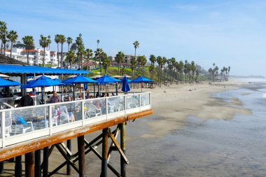 San Clemente İskelesi'nde, arka planda şehir olan balıkçı restoranı. San Clemente city Orange County, Kaliforniya, ABD. Güney Batı Sahili'nde seyahat varış noktası. 