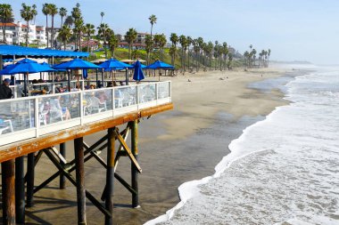 San Clemente İskelesi'nde, arka planda şehir olan balıkçı restoranı. San Clemente city Orange County, Kaliforniya, ABD. Güney Batı Sahili'nde seyahat varış noktası. 