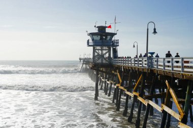 San Clemente İskelesi ve sörfçü ler için cankurtaran kulesi. San Clemente city Orange County, Kaliforniya, ABD. Güney Batı Sahili'nde seyahat noktası. Sörfçü için ünlü plaj.