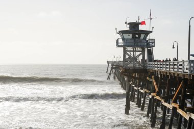 San Clemente İskelesi ve sörfçü ler için cankurtaran kulesi. San Clemente city Orange County, Kaliforniya, ABD. Güney Batı Sahili'nde seyahat noktası. Sörfçü için ünlü plaj.