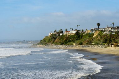 Gün batımından önce San Clemente plajı ve sahil şeridi havadan görünümü. San Clemente city Orange County, Kaliforniya, ABD. Güney Batı Sahili'nde seyahat noktası. Sörfçü için ünlü plaj.