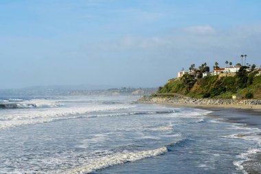 Gün batımından önce San Clemente plajı ve sahil şeridi havadan görünümü. San Clemente city Orange County, Kaliforniya, ABD. Güney Batı Sahili'nde seyahat noktası. Sörfçü için ünlü plaj.