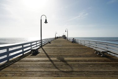 San Clemente İskelesi. Orange County, California, ABD'deki San Clemente Şehri İskelesi'nde yürüyüş ve manzaranın keyfini çıkaran insanlar. Güney Batı Sahili'nde seyahat varış noktası. 