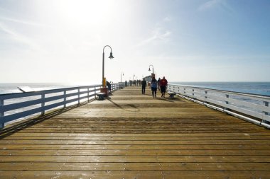 San Clemente İskelesi. Orange County, California, ABD'deki San Clemente Şehri İskelesi'nde yürüyüş ve manzaranın keyfini çıkaran insanlar. Güney Batı Sahili'nde seyahat varış noktası. 