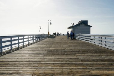 San Clemente İskelesi. Orange County, California, ABD'deki San Clemente Şehri İskelesi'nde yürüyüş ve manzaranın keyfini çıkaran insanlar. Güney Batı Sahili'nde seyahat varış noktası. 