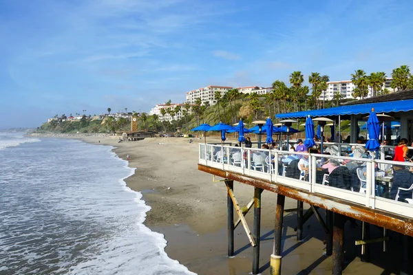 Restaurante Pescadores Muelle San Clemente Con Ciudad Fondo Ciudad San —  Fotos de Stock