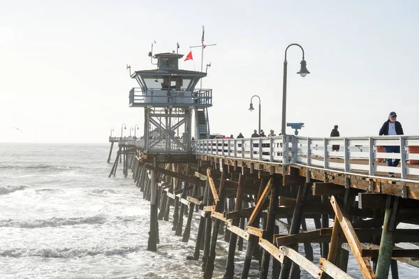 圣克莱门特码头与救生员塔冲浪 圣克莱门特市在奥兰治县 加利福尼亚州 西南海岸的旅游目的地 冲浪的著名海滩 — 图库照片