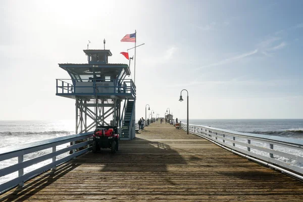 圣克莱门特码头与救生员塔冲浪 圣克莱门特市在奥兰治县 加利福尼亚州 西南海岸的旅游目的地 冲浪的著名海滩 — 图库照片