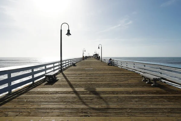 Molo San Clemente Persone Che Godono Passeggiata Vista Sul Molo — Foto Stock