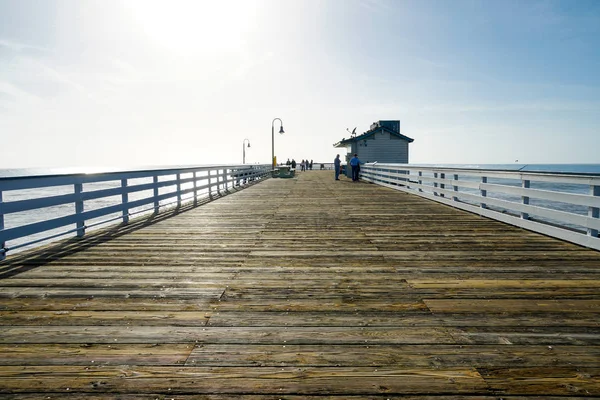 Molo San Clemente Persone Che Godono Passeggiata Vista Sul Molo — Foto Stock