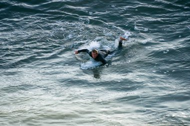 Erkek sörfçü Orange County San Clemente şehirde gün batımı ndan önce büyük dalga zevk, Kaliforniya, ABD. Güney Batı Sahili'nde seyahat varış noktası