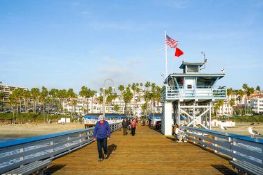San Clemente İskelesi ve sörfçü ler için cankurtaran kulesi. San Clemente city Orange County, Kaliforniya, ABD. Güney Batı Sahili'nde seyahat noktası. Sörfçü için ünlü plaj.