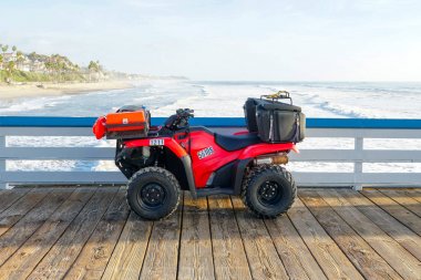 San Clemente İskelesi sörfçü güvenliği için cankurtaran dörtlüsü. San Clemente city Orange County, Kaliforniya, ABD. Güney Batı Sahili'nde seyahat noktası. Sörfçü için ünlü plaj.