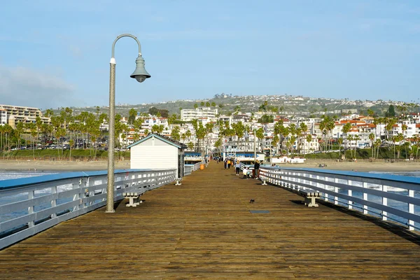 圣克莱门特码头在位于美国加利福尼亚州奥兰治县的圣克莱门特市码头上 人们享受散步和美景 西南海岸的旅游目的地 — 图库照片