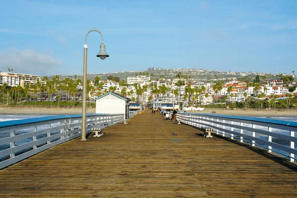 圣克莱门特码头在位于美国加利福尼亚州奥兰治县的圣克莱门特市码头上 人们享受散步和美景 西南海岸的旅游目的地 — 图库照片