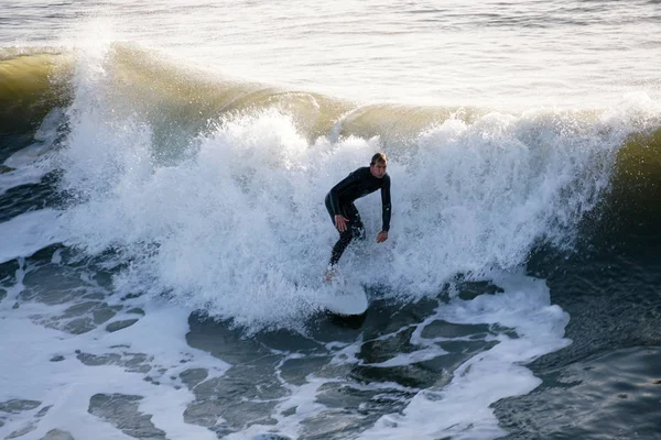 Manliga Surfare Njuter Den Stora Vågen Innan Solnedgången Tid San — Stockfoto