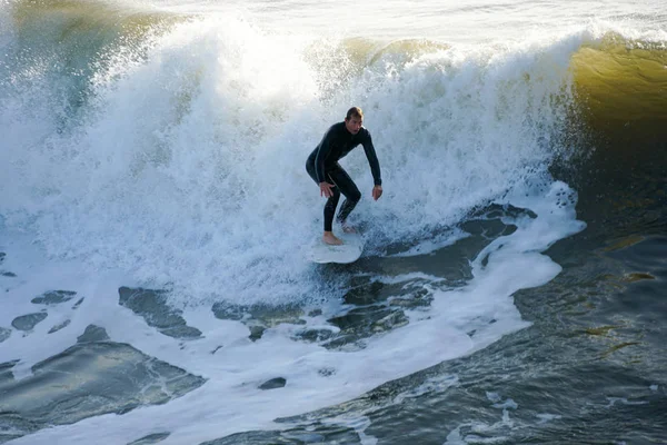 Surfistas Sexo Masculino Desfrutam Grande Onda Antes Pôr Sol Cidade — Fotografia de Stock