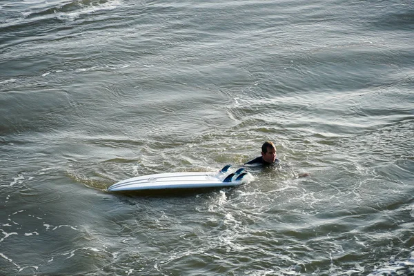 Surfeurs Masculins Profitant Grande Vague Avant Coucher Soleil Dans Ville — Photo