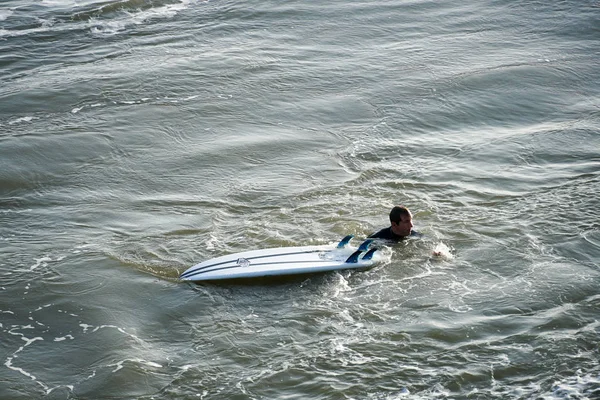 Surfistas Sexo Masculino Desfrutam Grande Onda Antes Pôr Sol Cidade — Fotografia de Stock
