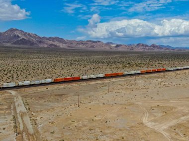 Kargo lokomotif demiryolu motoru Arizona çöl vahşi geçiş. Çölden geçen yük treni. Abd